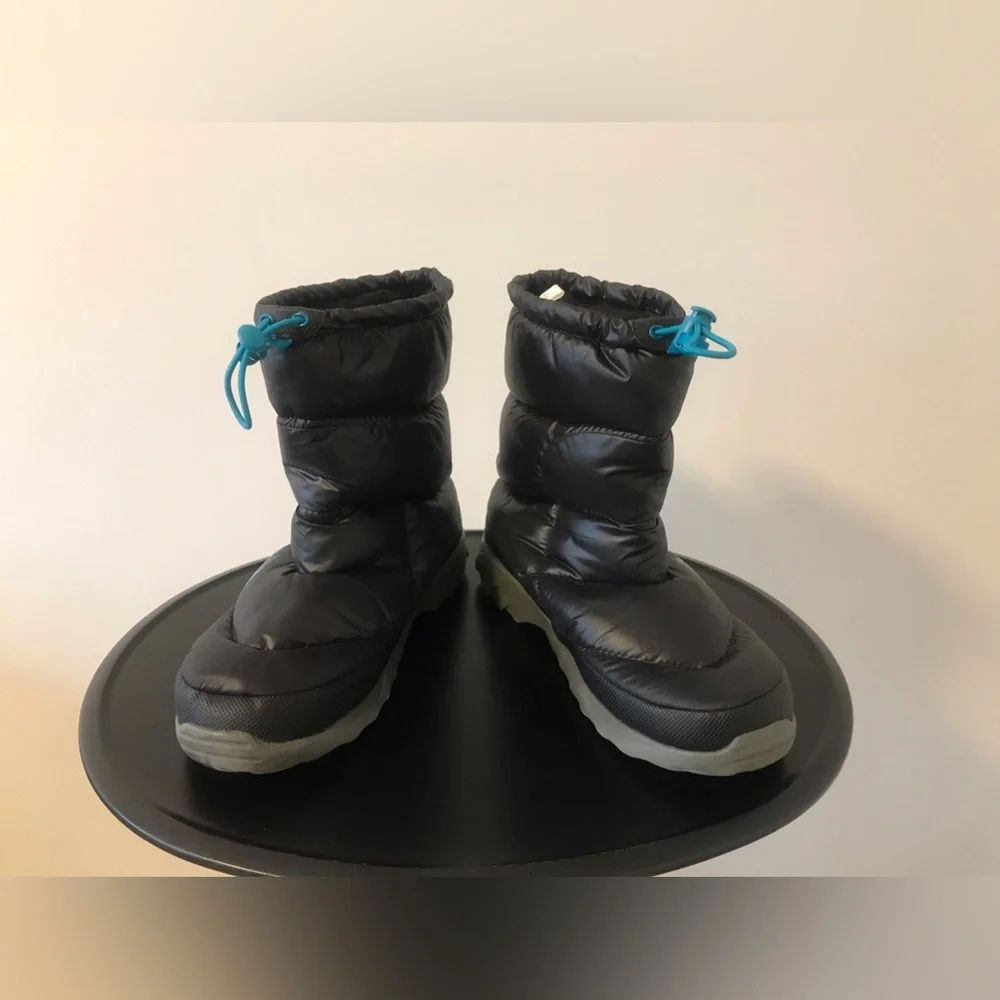 The iconic North Face Bootie is keep your feet warm during cold winter. - Picture 3 of 15